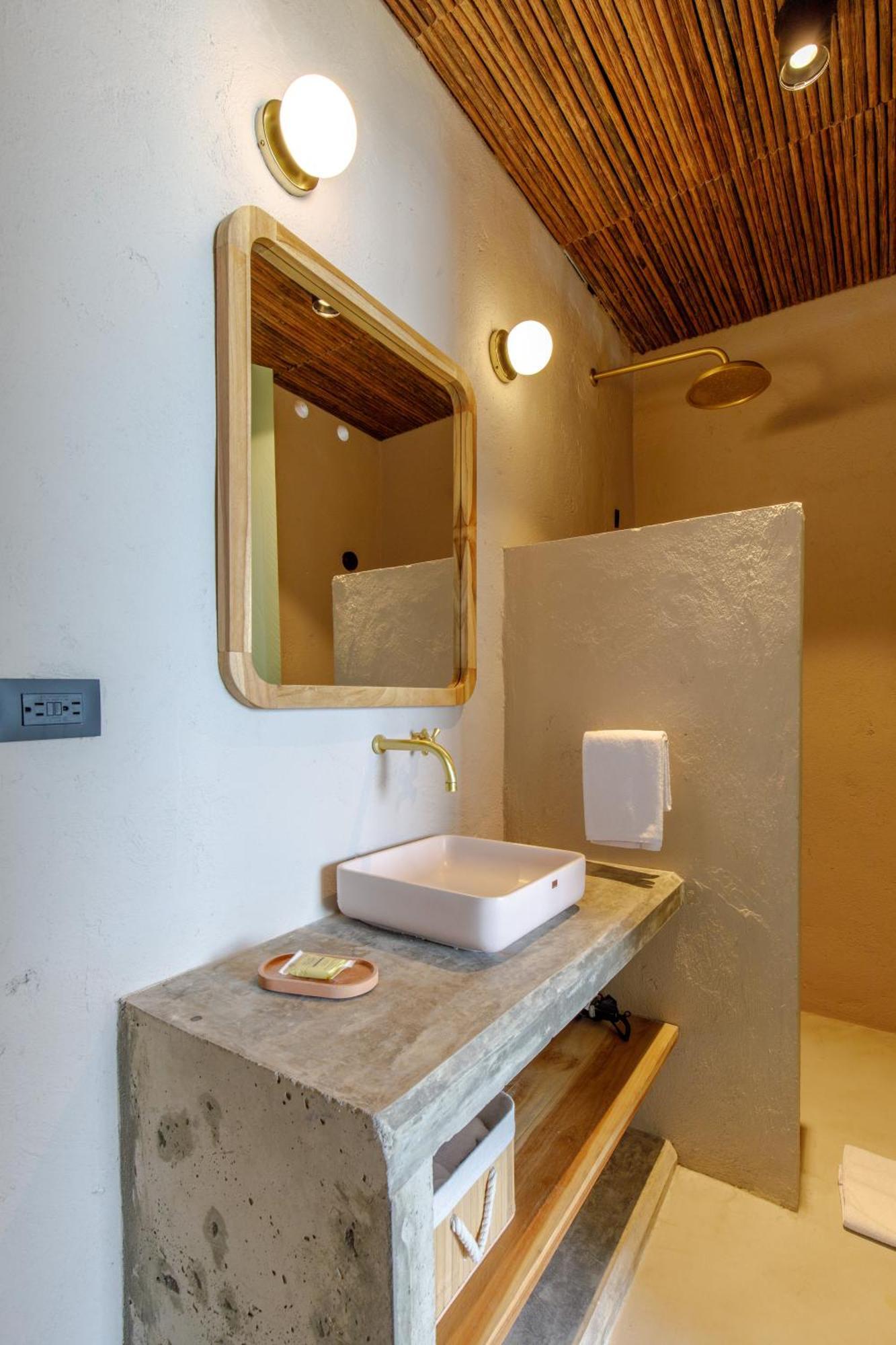Bondo Estudio 4*